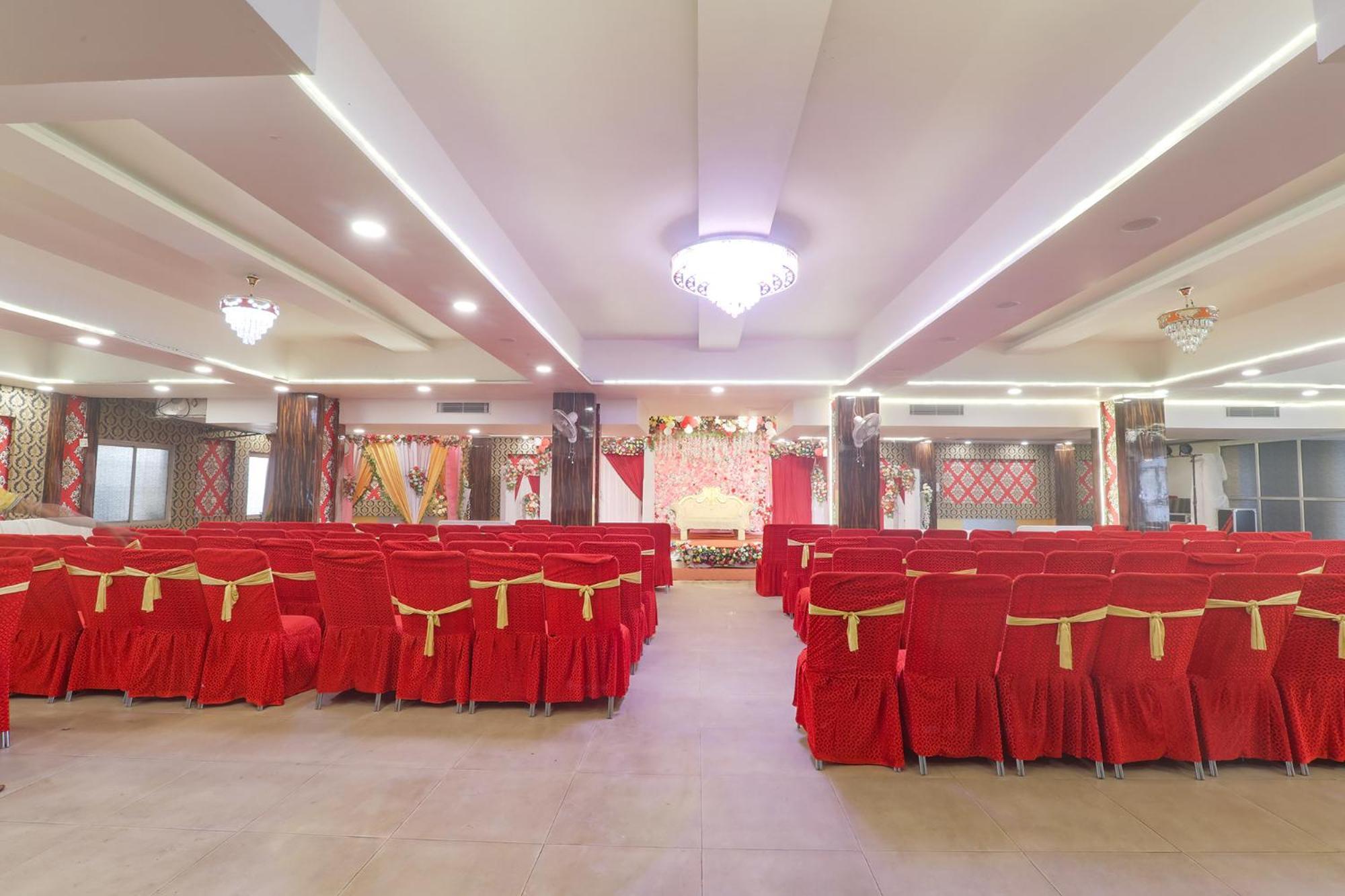 OYO 48230 Collection O Swarna Banquet BHU Rd Kakarmatha Exterior foto