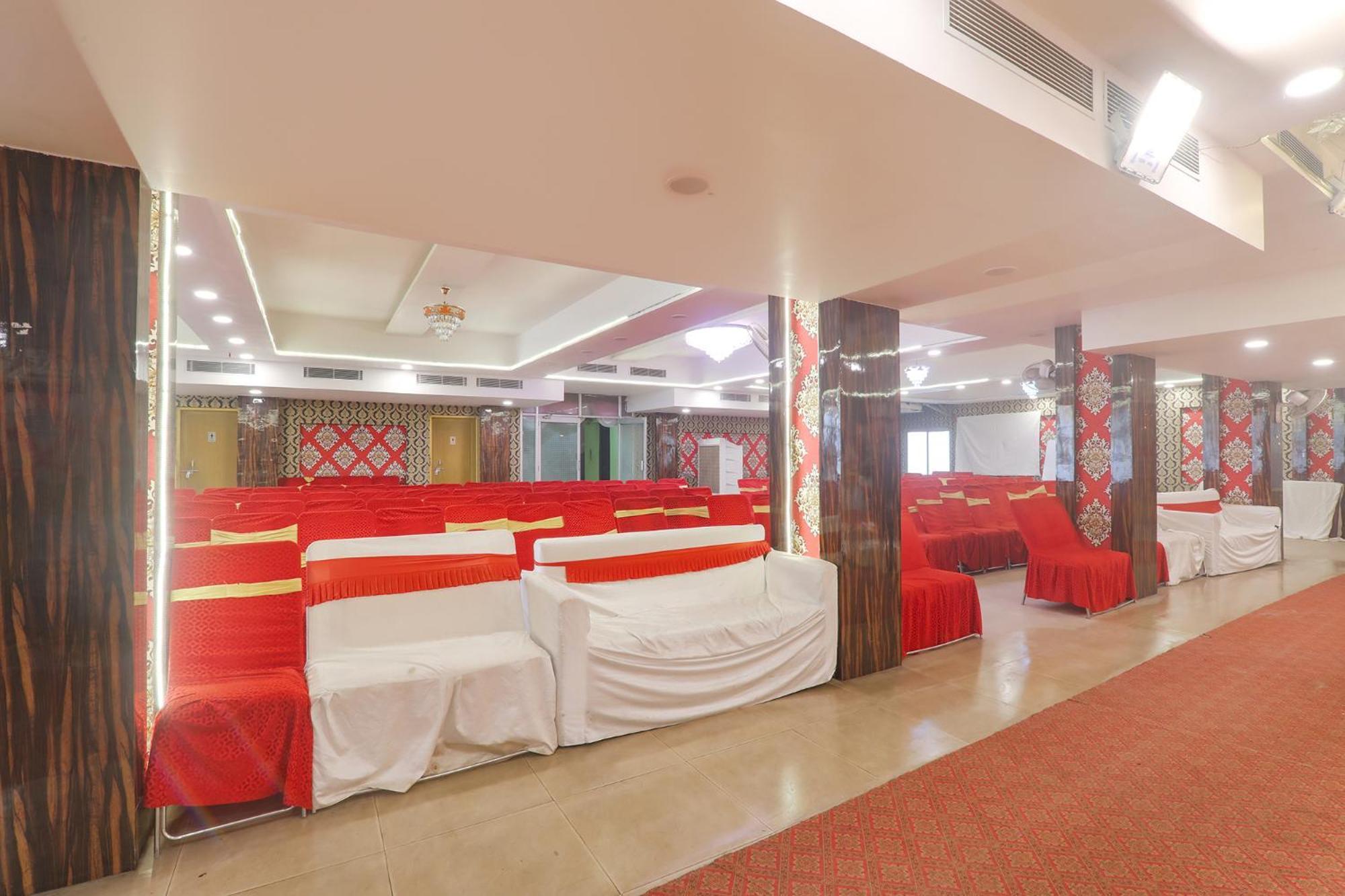 OYO 48230 Collection O Swarna Banquet BHU Rd Kakarmatha Exterior foto