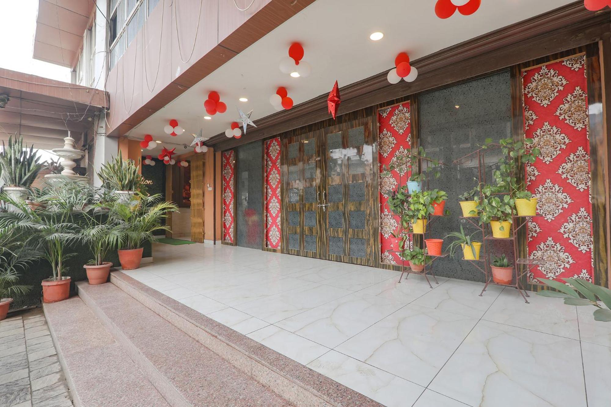 OYO 48230 Collection O Swarna Banquet BHU Rd Kakarmatha Exterior foto